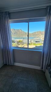Hout Bay Lookout - Bay & Mountain Views