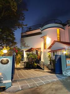 Sunils villa with private pool, Machan and play area in Karjat