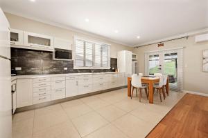 Coastal Cues at Caves Beach