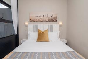 City 2Bed w Balcony 5 minutes to V&A, CTICC