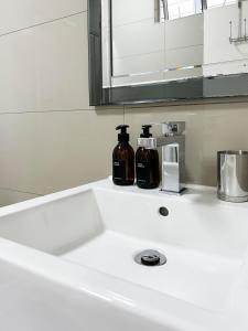 City 2Bed w Balcony 5 minutes to V&A, CTICC