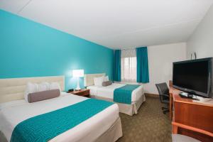 Deluxe Queen Room - Disability Access - Non-Smoking room in Howard Johnson by Wyndham Evansville East