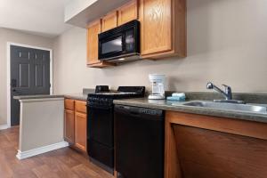 One-Bedroom Suite with Two Twin Beds, Mobility Access and Roll-In Shower, Non-Smoking room in Eagles Den Suites at Carrizo Springs