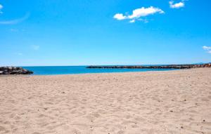 Maisons de vacances Awesome Home In Sainte Marie La Mer Pl : photos des chambres