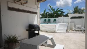 Poolside SeaView Studio w Pool Deck near Airport