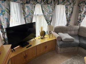 Hilltop Hideaway 2 Bed Caravan with Panoramic Town Scenery in Aberystwyth Holiday Village F8