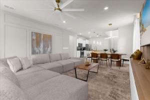 6 Bedrooms 4 Bathrooms Solterra 7311 Ol