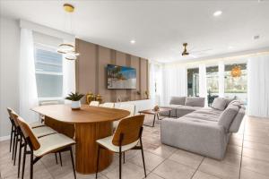 6 Bedrooms 4 Bathrooms Solterra 7311 Ol