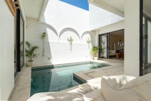 Villa Le Blanc - Tropical Luxury 3BR Villa with Pool & Rooftop Views in Tumbak Bayuh