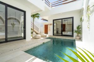 Villa Le Blanc - Tropical Luxury 3BR Villa with Pool & Rooftop Views in Tumbak Bayuh