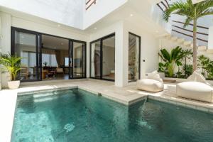 Villa Le Blanc - Tropical Luxury 3BR Villa with Pool & Rooftop Views in Tumbak Bayuh