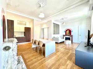 Appartements Le Bastille, 6 pers, 300 m gare, Climatisation : photos des chambres