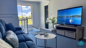 Bellavista Retreat - Upstairs 3-Bedroom Apartment