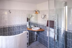B&B / Chambres d'hotes Maison Tournesol Massages Pau Jurancon : photos des chambres