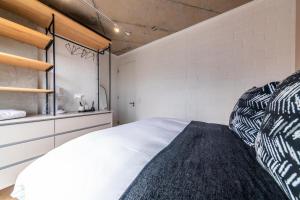 82 on Main, Seaview, Pool, Parking, Blok 415
