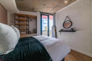 82 on Main, Seaview, Pool, Parking, Blok 415