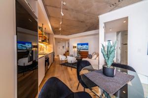 82 on Main, Seaview, Pool, Parking, Blok 415