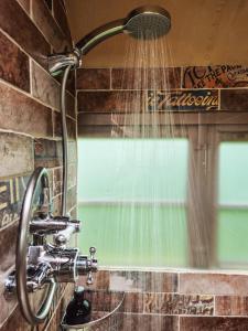 American School Bus Glamping with Hot Tub in Woolacombe!