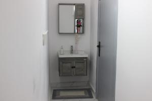 بيت بغرفتين نوم وسطح خاص