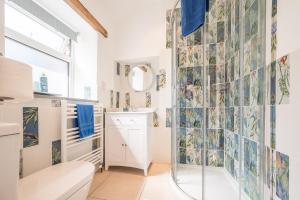 Polrunny Farm Seaberry Cottage with a sea view and log burner