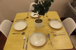 بيت بغرفتين نوم وسطح خاص