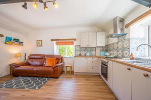 Polrunny Farm Seaberry Cottage with a sea view and log burner