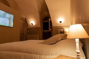 La chapelle moulin traversée par leau jacuzzi piscine classé 5 étoiles