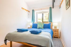 Polrunny Farm Elderberry Cottage with sea view