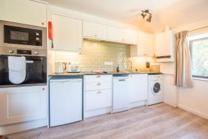 Polrunny Farm Elderberry Cottage with sea view