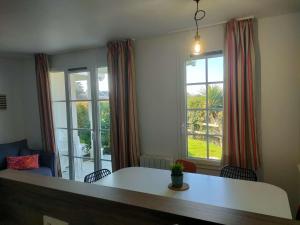 Ref 066 A louer pour les vacances T3 pour 4 personnes avec piscine