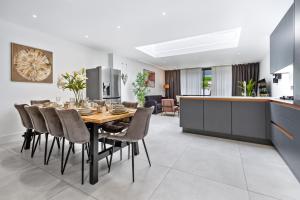 Spacious 5BR for Work Crews Parking & WiFi