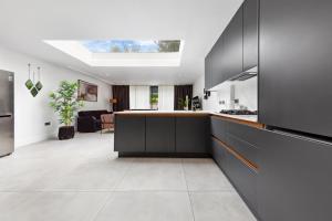 Spacious 5BR for Work Crews Parking & WiFi