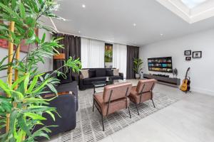 Work Crew-Friendly 5BR, Parking & Reliable WiFi