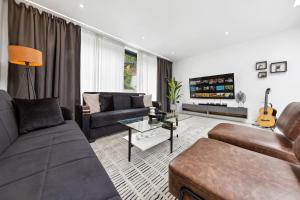 Spacious 5BR for Work Crews Parking & WiFi