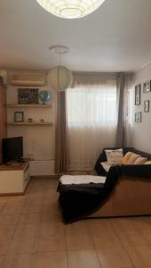 Cozy lower ground floor apartment by Sea and Tram