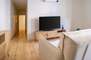 Art Deco 21 Luxury 2BR Apartment Downtown Metro AC