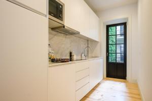 Art Deco 21 Luxury 2BR Apartment Downtown Metro AC