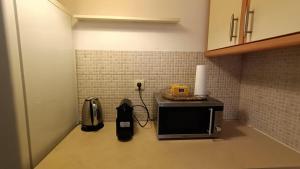 Cozy lower ground floor apartment by Sea and Tram