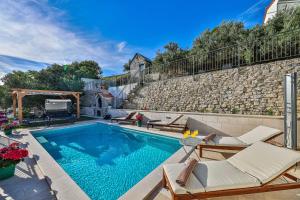 Family Holiday House with Private Swim Spa Heated Pool