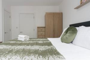 Stylish Modern Apartment by Aldgate East Station 2