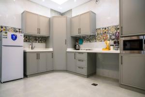 Modern Two Bedroom Apt 7 Mins to Masjid