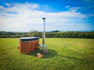 American School Bus Glamping with Hot Tub in Woolacombe!