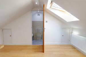 Spacious 2-Bedroom House - 5 Mins from Stratford Station - Sleeps 6 -