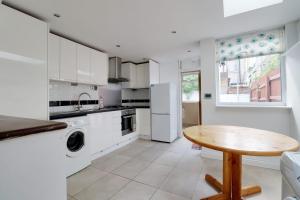 Spacious 2-Bedroom House - 5 Mins from Stratford Station - Sleeps 6 -
