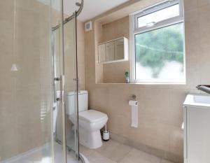 Spacious 2-Bedroom House - 5 Mins from Stratford Station - Sleeps 6 -