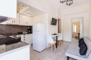 Seaview and Sunsets - Beachside Retreats