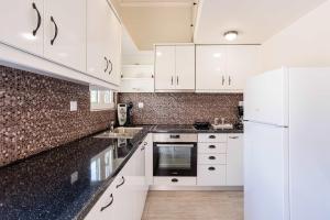 Seaview and Sunsets - Beachside Retreats