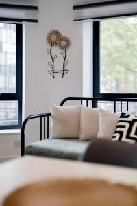 Stylish Modern Apartment by Aldgate East Station 4