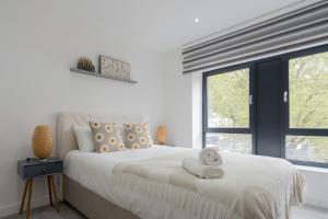 Stylish Modern Apartment by Aldgate East Station 4
