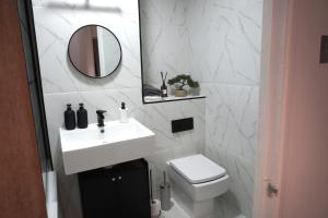 Abbey Road 4 Bed Home - Garden, Parking, Sleeps 11